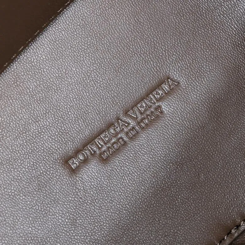 Batch 1860 B's 2024 spring and summer new style continues the brand's woven style with detailed metal knot switch buckles. This time, the shoulder straps are also made into tube weaves, showing different craftsmanship. The carrying method is versatile to create more different styles. Intrecciato woven leather small handbag, equipped with sliding crossbody strap. Internal compartments, including 1 zipper pocket and 2 open pockets with magnetic buckle closure. Size: 25*20*10cm, model: 7463#